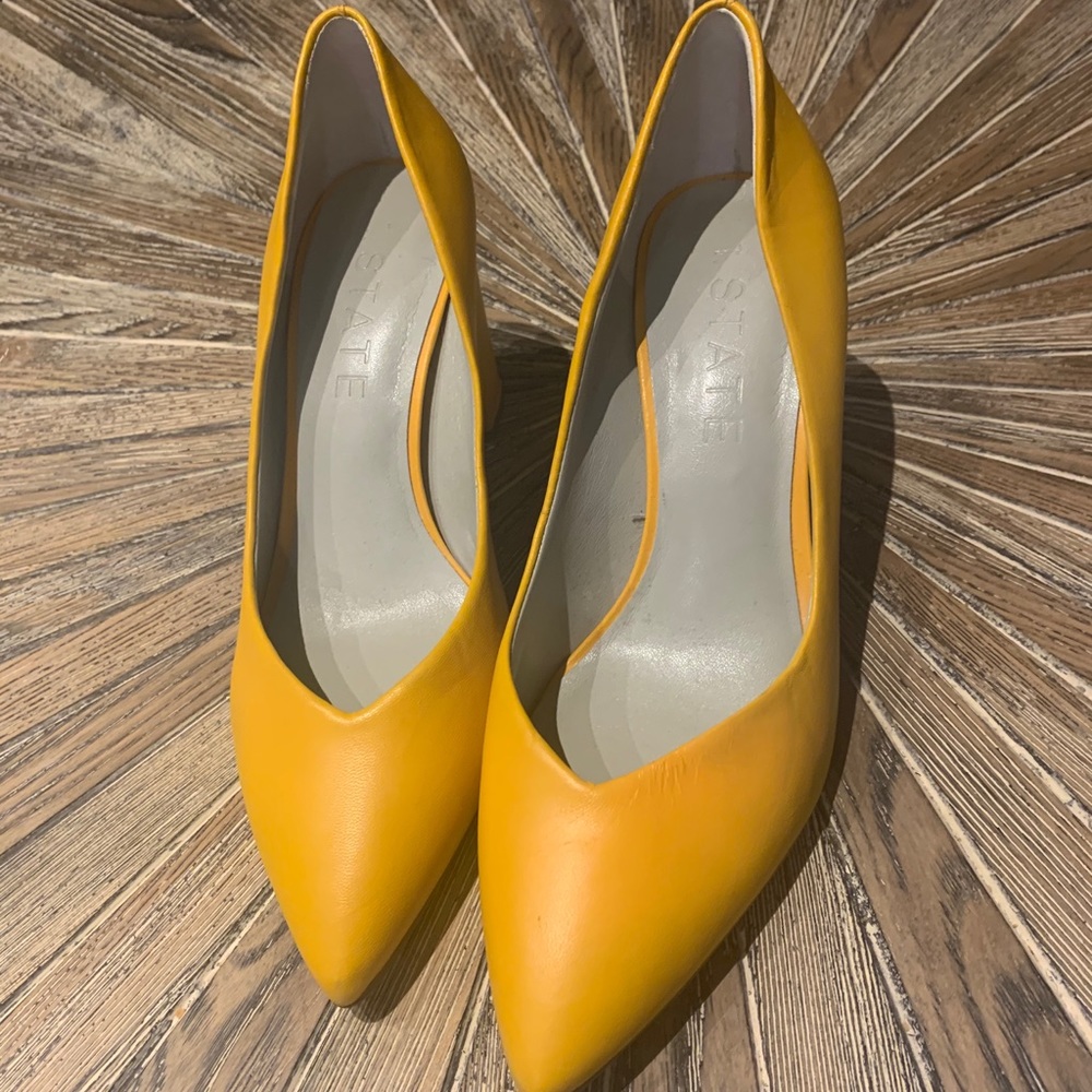Adorable yellow pumps